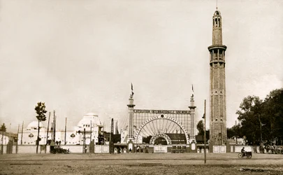 Grenoble (Isère, Dauphiné): Internationale Ausstellung für Weiße Kohle und Tourismus 1925 - der monumentale Eingang und der Orientierungsturm (Perret-Turm) - erbaut von den Brüdern Auguste (1874-1954) und Gustave (1876-1952) Perret, 95 Meter hoch und fast 