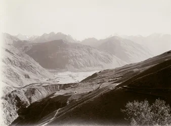 Pamir-Flusskreuzung mit Hindu Kush dahinter