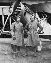 Kapitän Syd Addison aus Huon, Tasmanien und Leutnant Hudson Fysh aus St Leonards, Tasmanien, beide von der Nr. 1 Staffel des Australischen Fliegerkorps, vor einem Bristol F2B Fighter, 29. Dezember