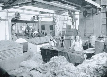 Innenansicht einer Hutmühle, Victoria, um 1900, aus 