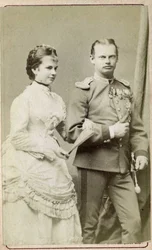 Porträt von Gisele Louise Marie, Erzherzogin von Österreich und Prinzessin von Bayern (1856-1932) mit Prinz Leopold von Bayern (1846-1930). Fotosammlung „An die Soldaten von gestern“.