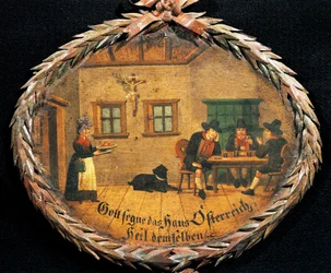 Kunden sitzen am Tisch in einer Gaststätte und Kellnerin, ovales Schild für Gasthaus, Österreich
