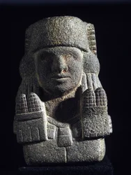 Aztekische Kunst: Darstellung der Chicomecoatl (auch Xilonen genannt), Göttin des Maises und der Fruchtbarkeit. Nationalmuseum für Anthropologie, Mexiko