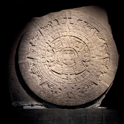 Präkolumbische Zivilisation: der Aztekenkalender (Sonnenstein): Steinscheibe mit 3 m Durchmesser, die den aztekischen Kalender und die Kosmogonie darstellt. Im Zentrum ist die Sonnengottheit Tonatiuh dargestellt. Aus Tenochtitlan, Mexiko-Stadt