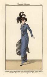 Frau im Kleid und langer Jacke aus blauem Wollsamt