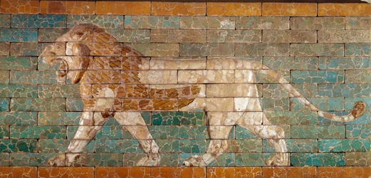Die Prozessionsstraße von Babylon, errichtet unter der Herrschaft Nebukadnezars II. (605-562 v. Chr.): Detail des Ischtar-Tores mit einem aus Ziegeln gefertigten Mosaiklöwen. Babylon, Irak. Paris. Louvre-Museum