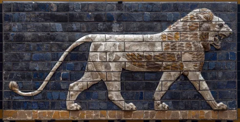 Die unter der Herrschaft Nebukadnezars II. (605-562 v. Chr.) errichtete Prozessionsstraße von Babylon: Detail des Ischtar-Tors mit einem aus Ziegeln gefertigten Mosaik-Löwen. Babylon - Archäologisches Museum Istanbul