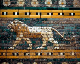 Ansicht der Prozessionsstraße von Babylon mit glasierten Ziegeln: schreitender Löwe, heiliges Tier der Ischtar, der babylonischen Göttin des Krieges und der Liebe. Aus Babylon (Irak) aus der Zeit König Nebukadnezars II. 580 v. Chr. Pergamonmuseum, Berlin.