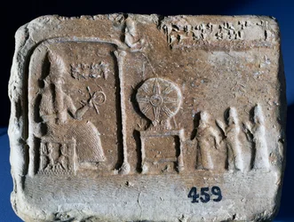 Votivtafel mit der Darstellung von Schamasch, dem Sonnengott von Sippar, der in seinem Heiligtum sitzt, während der babylonische König Nebopaliddin von zwei Gestalten vor den Gott geführt wird. Babylonische Kunst, 9. Jahrhundert v. Chr.