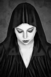 Mysteriöse verhüllte Frau