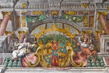 Detail mit Gesims und allegorischen Figuren der Dekoration, Kirche St. Franziskus, Sassuolo, Italien