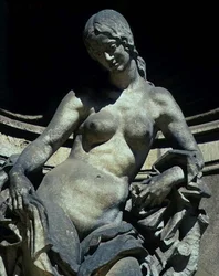Detail einer Skulptur einer Nymphe