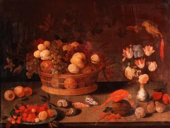 Stillleben mit Pfirsichen, Äpfeln und Trauben in einem Weidenkorb, Blumen in einer chinesischen Vase und zwei Papageien auf einem Tisch