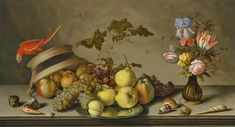 Ein Sittich auf einem umgedrehten Korb, mit Früchten, einem Zinnteller, einer Vase mit Blumen, Insekten, einer Eidechse und Muscheln auf einem Steinsims