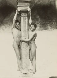 [Zwei Jungen, die sich an einer Säule festhalten]