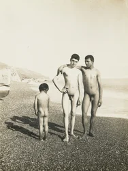 [Zwei Jugendliche und ein Junge am Strand]