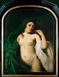 Nackte Frau, die einen Vorhang hebt