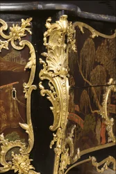 Louis XV Kommode, ca. 1740 (mit Ormolu montiertes chinesisches Schwarz, Polychrom & Goldlack, Serpentin, Marmor und Vernis)