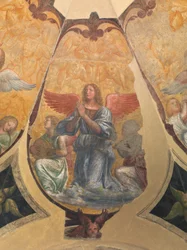 Betender Engel zwischen zwei knienden Musikern und Cherubim