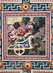 Die Piccolomini-Bibliothek, die Decke: „Die Entführung der Proserpina“, Fresko von Bernardino di Betto, bekannt als Pinturicchio. Im Panel eilt Pluto in seinem Wagen davon, Proserpina windet sich in seinen Armen und eine der Begleiterinnen der Göttin droht