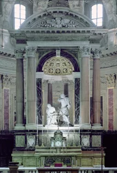 Ansicht des Hochaltars mit dem Martyrium des Hl. Paulus