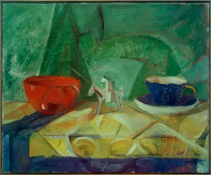 Stillleben mit blauer Tasse und roter Schale