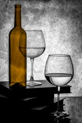 Stillleben mit goldener Flasche