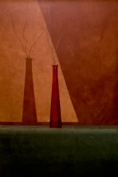 Schattenspiel mit roter Vase