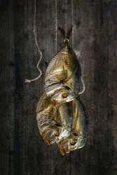 Rustikaler Räucherfisch