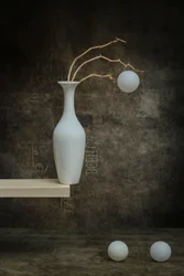 Weiße Vase und Ornamente
