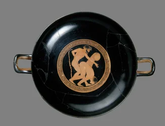 Rotfigurige Kylix, die einen Mann und eine Frau beim Liebesspiel zeigt