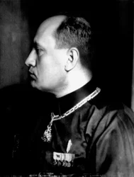 Halbporträt im Profil von Benito Mussolini in schwarzem Hemd und militärischen Auszeichnungen