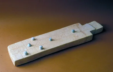 Spielbrett mit Spielsteinen, aus Tell Beit Mirsim, Jordanien, ca. 2000-1700 v. Chr.