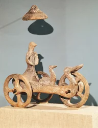 Votivwagen mit einer anthropomorphen Gottheit, aus Dupljaja