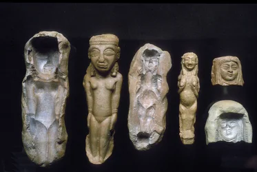 Figuren von Fruchtbarkeitsgöttinnen und die Formen, aus denen sie gegossen wurden, ca. 8.-7. Jahrhundert v. Chr. (Ton)