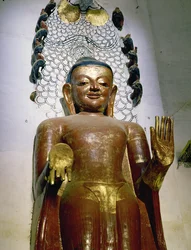 Statue eines stehenden Buddha