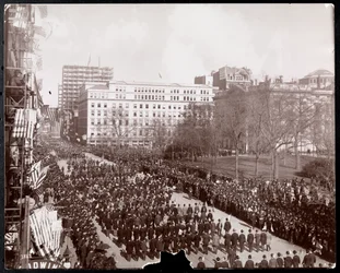 Luftaufnahme von Männern, die im Republican Gold Standard Parade auf dem Broadway im City Hall Park, New York, marschieren