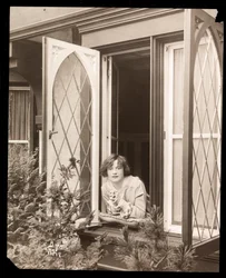 Anne Murdock zu Hause, ca. 1915