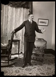 Charles Hawtrey in seiner Wohnung im Holland House an der Fifth Avenue, New York, 1901-2