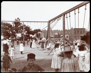 Kinder schaukeln im Hudson Bank Gymnasium und Spielplatz, 53rd Street und 11th Avenue, New York, 1898