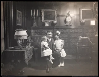 Clarence Mackay mit seinen Kindern in der Bibliothek von Harbor Hill, in Roslyn, Long Island, ca. 1905