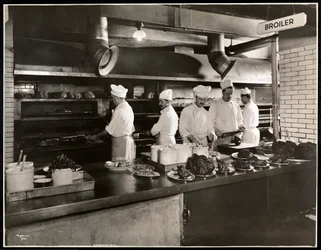 Köche am Grill in der Küche des Hotel Commodore, 1919