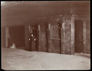 Ethel Barrymore in der Lobby des Hudson Theaters in New York, 1903