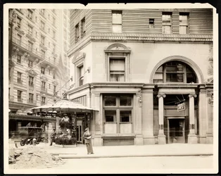 Blumenstand und Eingang zum Hotel Imperial Cafe an der Broadway und 32nd Street, New York, ca. 1905 (Silbergelatineabzug)