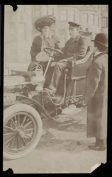 Hattie Williams sitzt mit Fahrer in einem der ersten Automobile von New York City, New York, 1890-1910