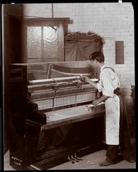 Mann arbeitet in der Hardman, Peck und Co. Klavierfabrik, New York, 1907 (Silbergelatineabzug)