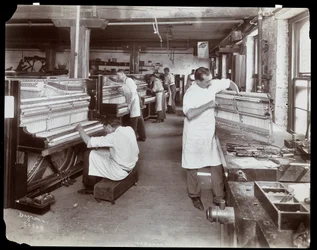 Männer arbeiten in der Hardman, Peck und Co. Klavierfabrik, New York, 1907