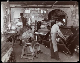 Männer arbeiten in der Hardman, Peck und Co. Klavierfabrik, New York, 1907