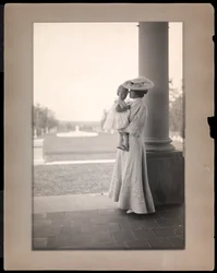 Mrs. Clarence Mackay und Kind im Portikus von Harbor Hill, Long Island 1898-1910