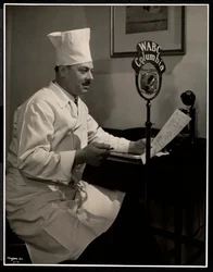 Porträt von Chef Maurice Hervieux am Mikrofon im Hotel Commodore, 1930